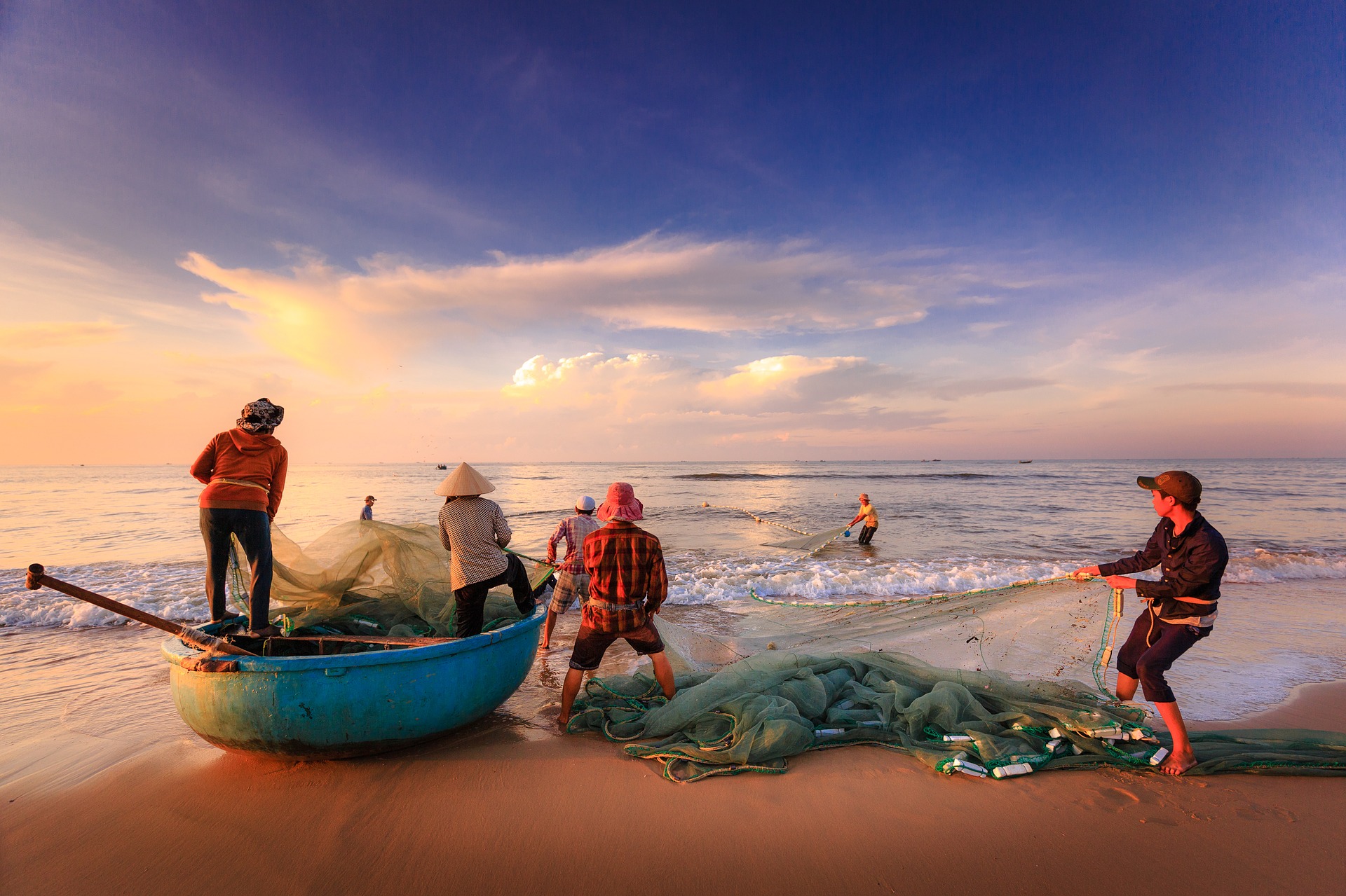 Hình nền thiên nhiên ngư dân thả lưới đánh cá vào buổi sáng sớm