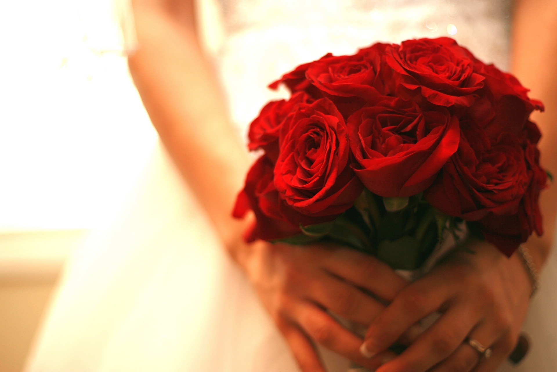 Mẫu hoa cưới cầm tay màu đỏ