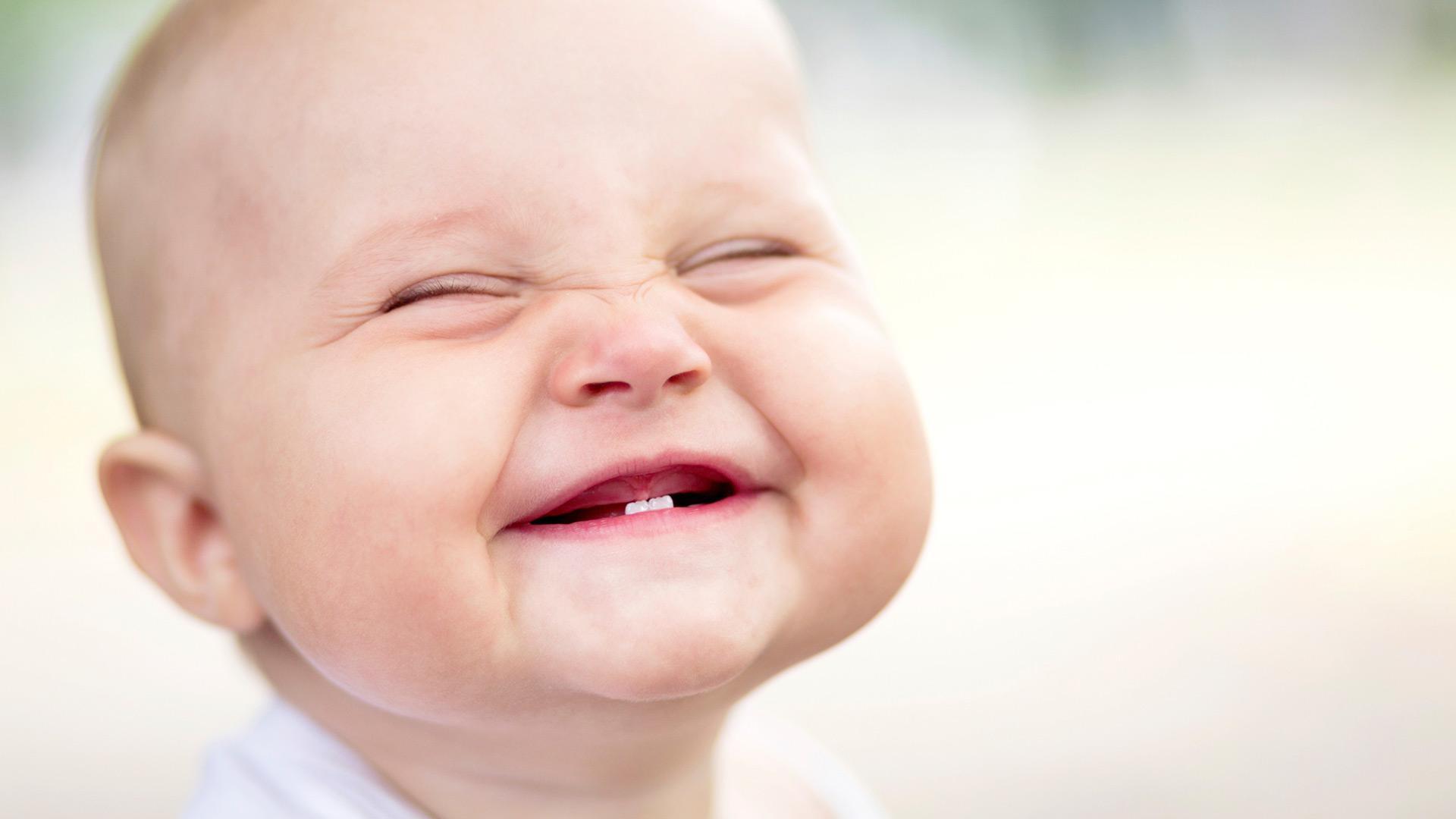 Em bé cười lộ đúng hai cái răng chuột ngược