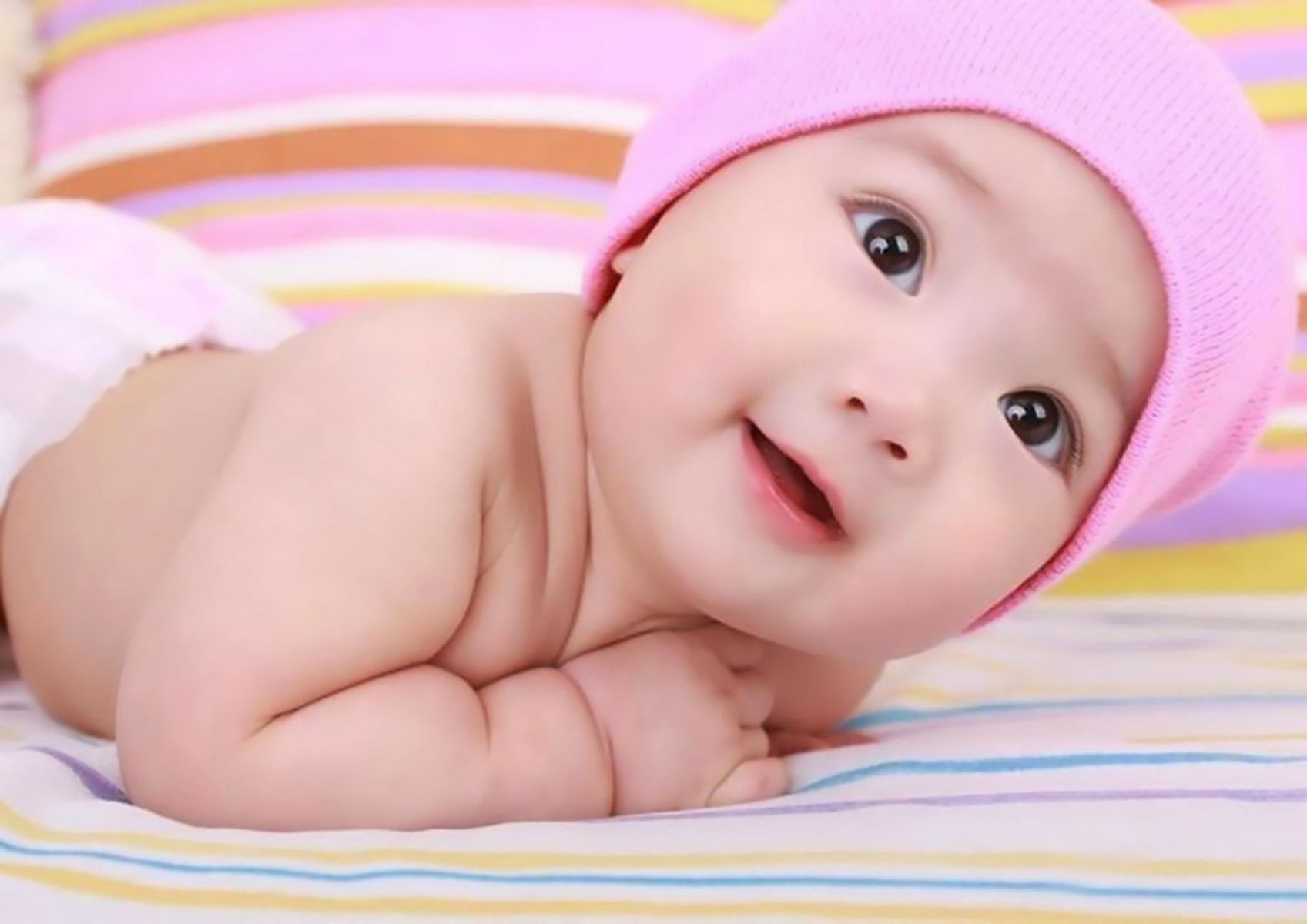 Em bé mũ hồng cực kỳ đáng yêu