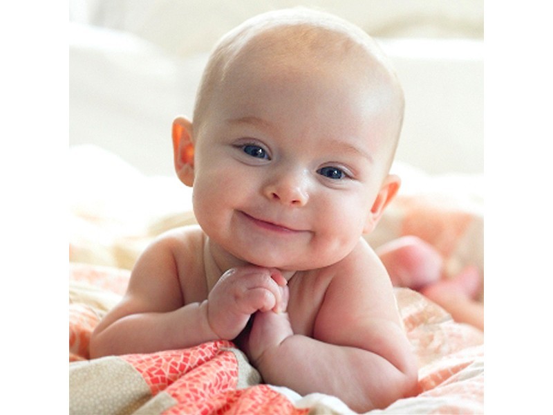 Em bé ôm tay cười cực kỳ đáng yêu
