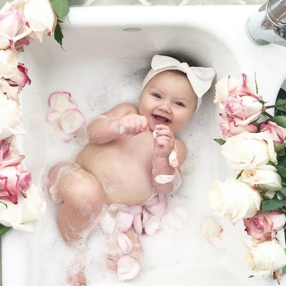 Em bé xinh xắn nằm giữa bồn tắm