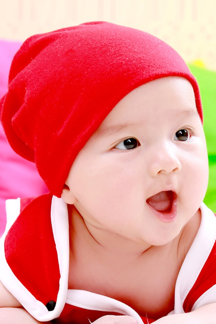 Em bé xinh xinh mặc bộ đồ màu đỏ