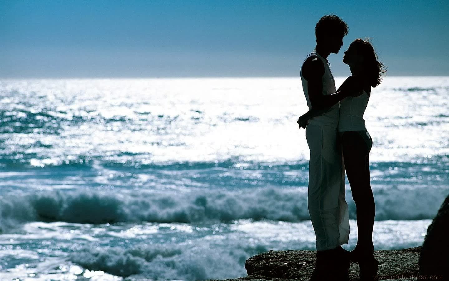 Hình ảnh cùng nhau đứng bên bờ biển rất lãng mạn
