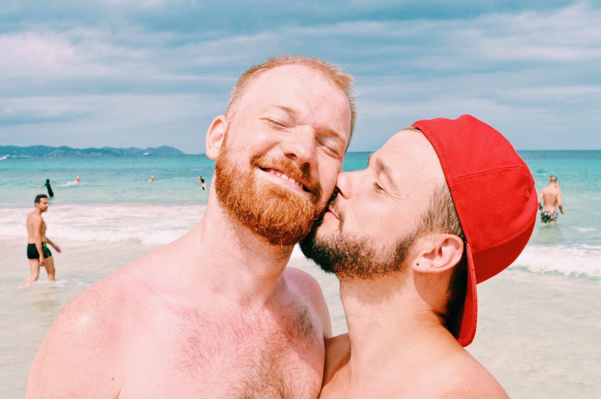 Hình ảnh tình yêu lãng mạn giữa hai chàng trai trên bãi biển