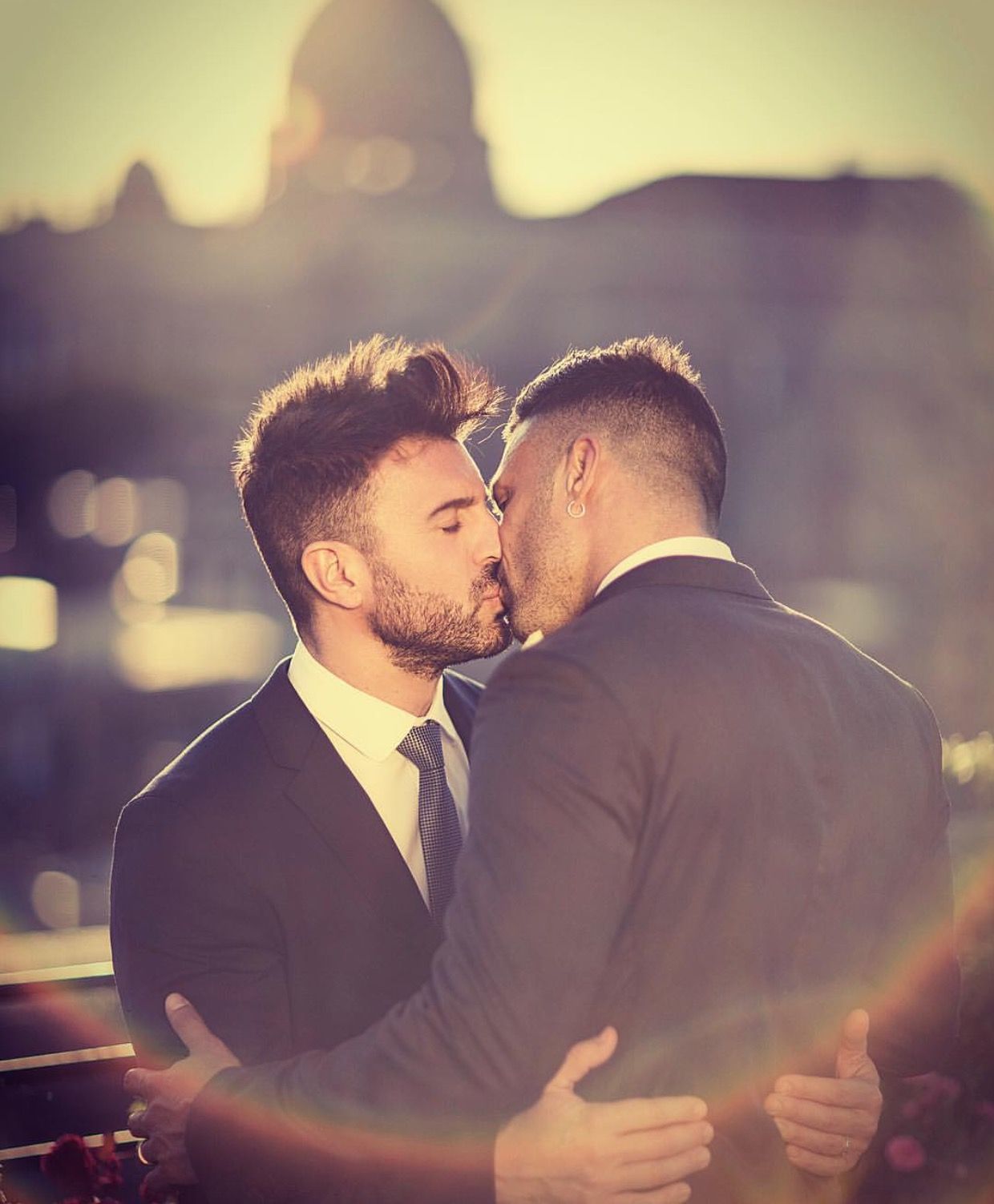 Hình ảnh tình yêu lãng mạn hai chàng trai hôn nhau