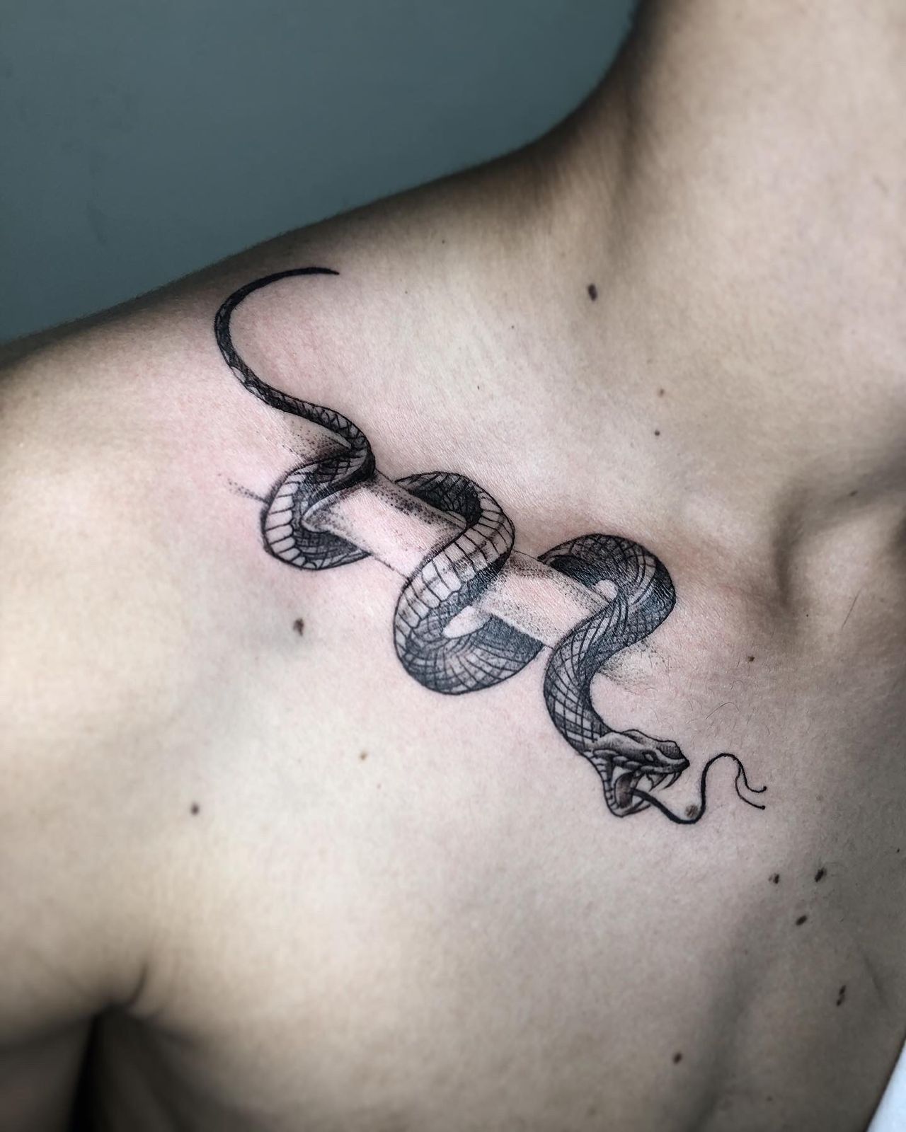 Hình tattoo rắn quấn xương quai xanh chất nhất