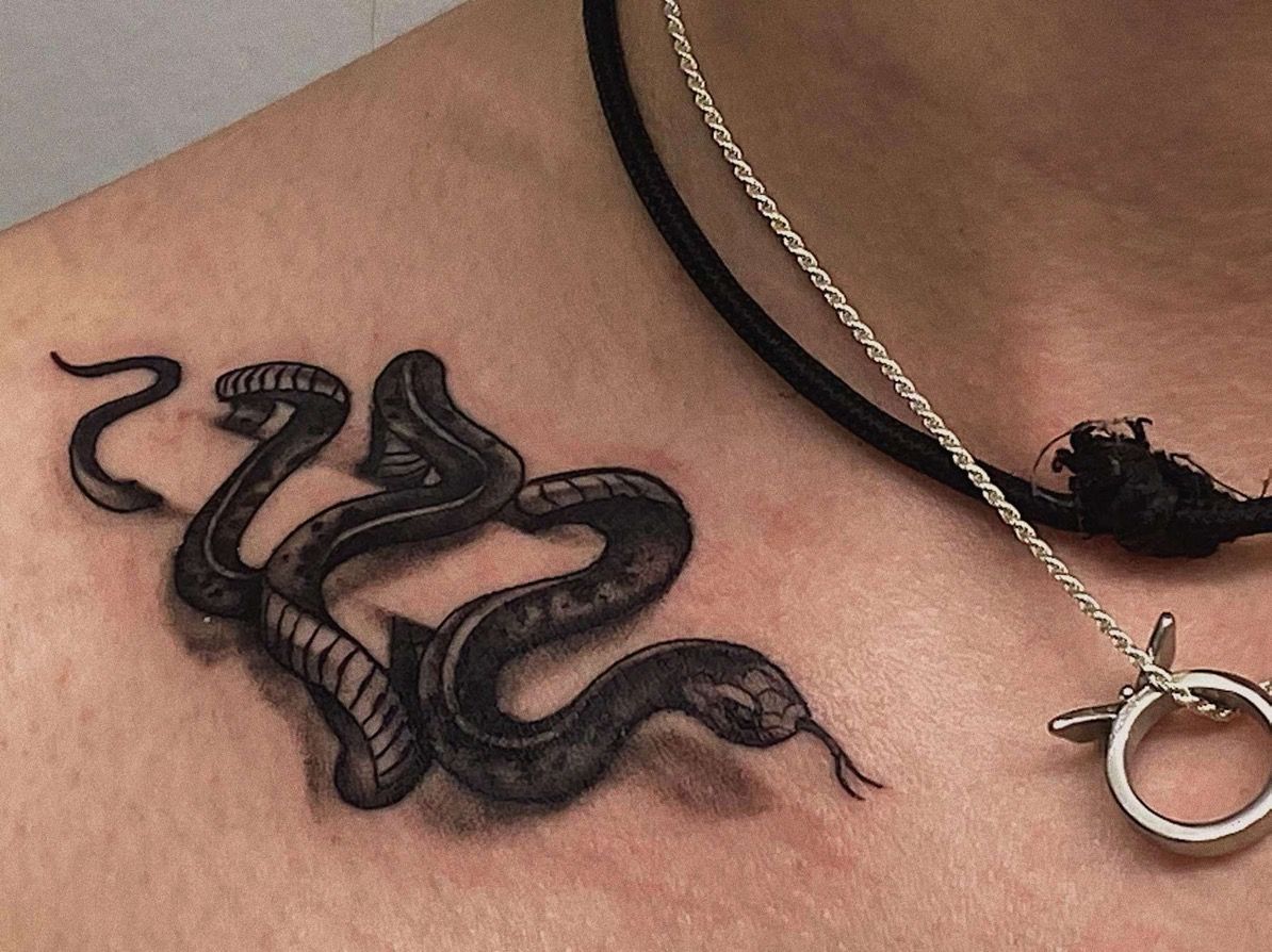 Hình tattoo rắn quấn xương quai xanh chất