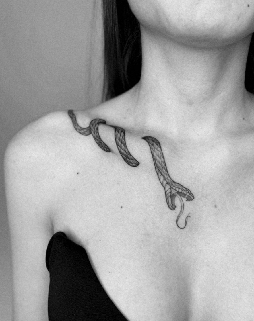 Hình tattoo rắn quấn xương quai xanh cực chất