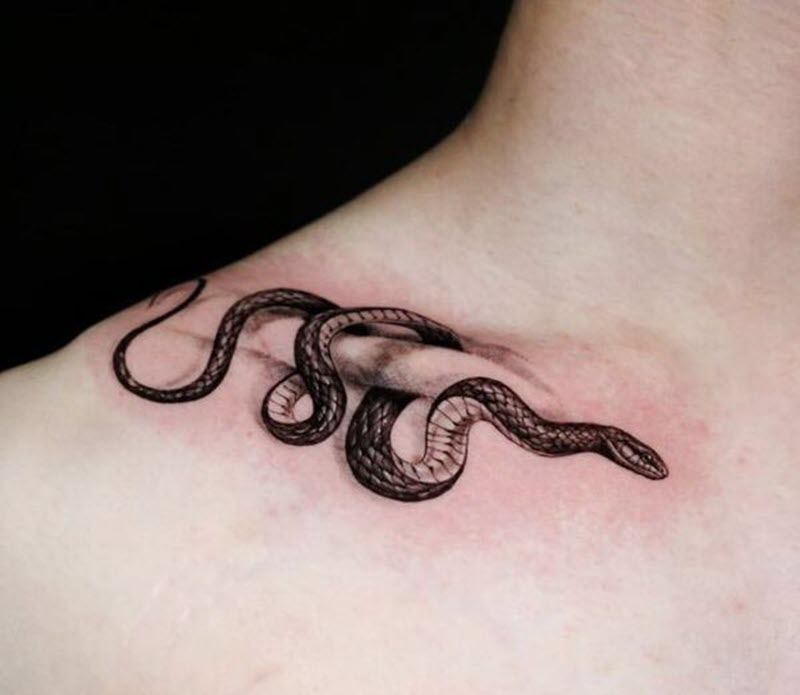 Hình tattoo rắn quấn xương quai xanh cực đẹp