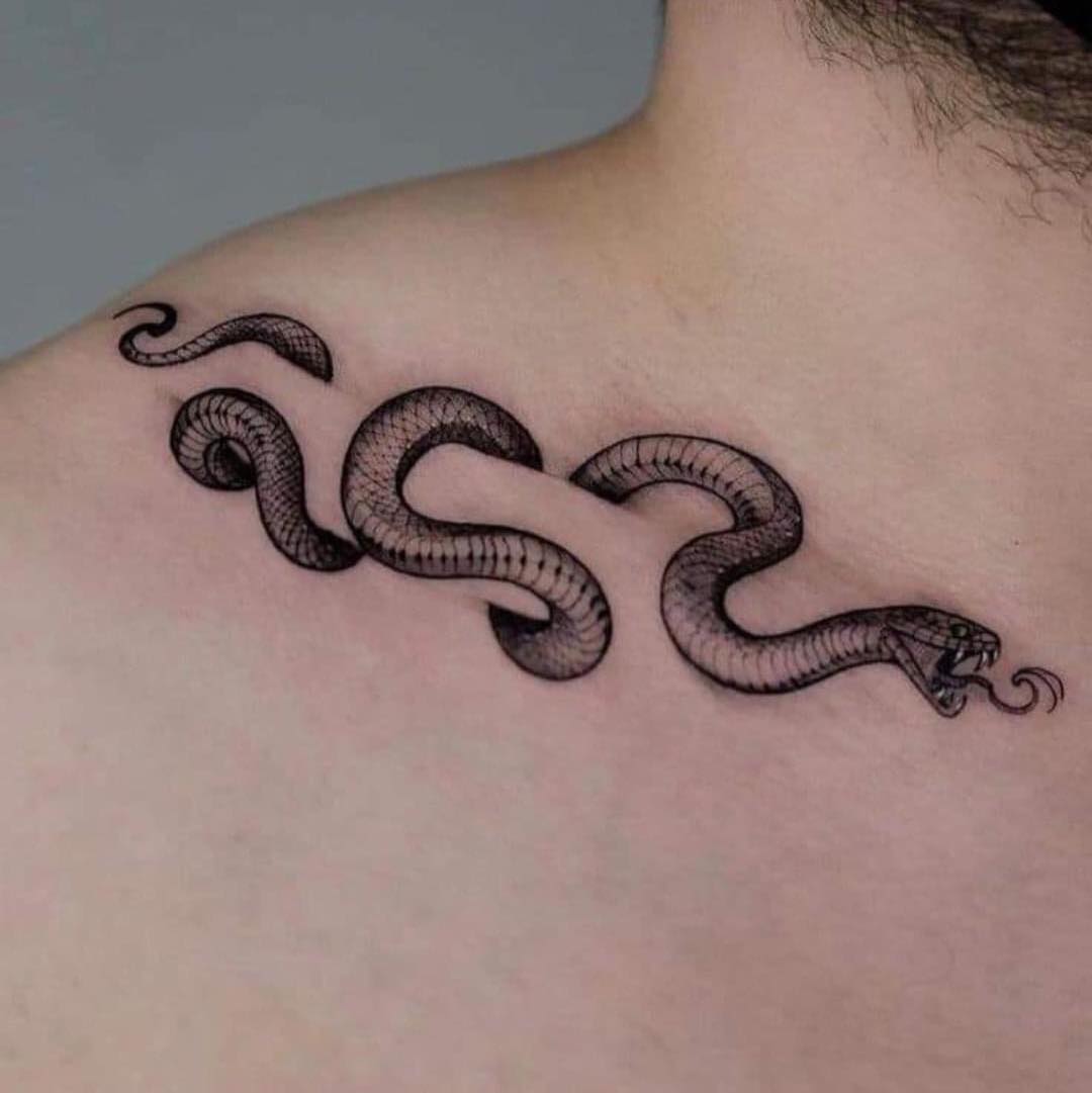 Hình tattoo rắn quấn xương quai xanh cực ngầu