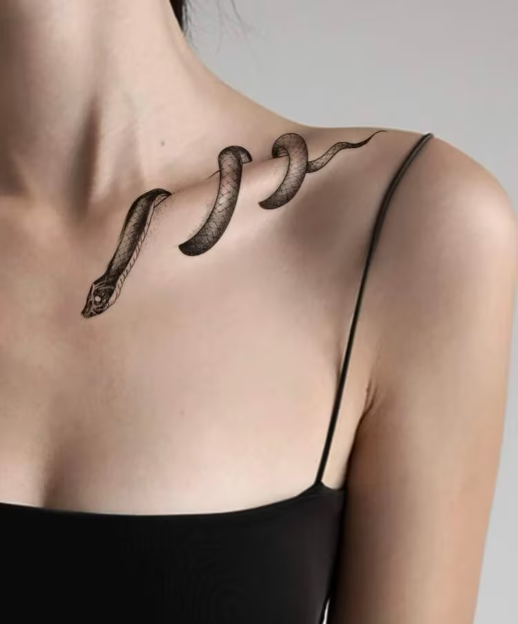 Hình tattoo rắn quấn xương quai xanh đẹp