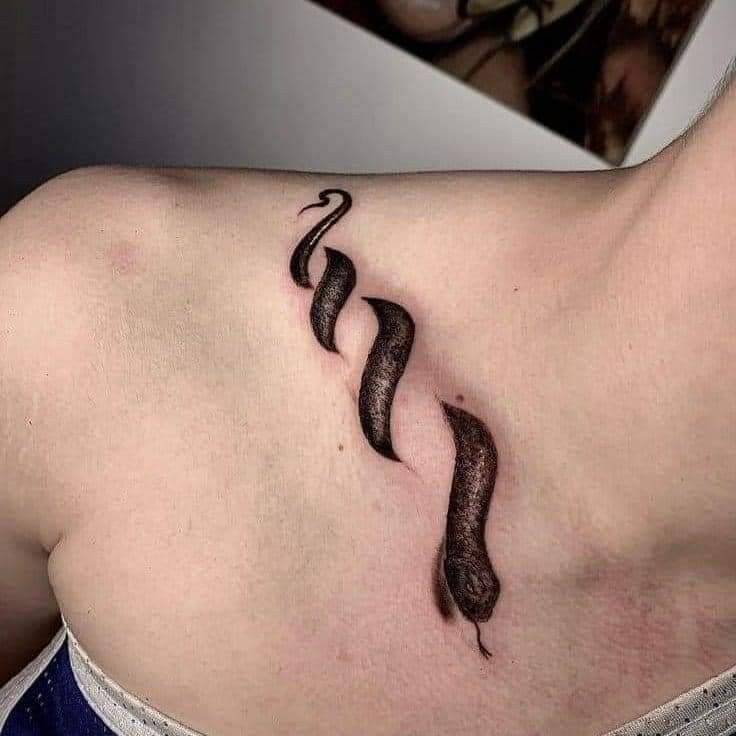 Hình tattoo rắn quấn xương quai xanh độc đáo