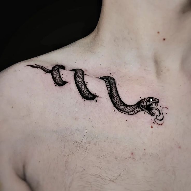 Hình tattoo rắn quấn xương quai xanh siêu chất