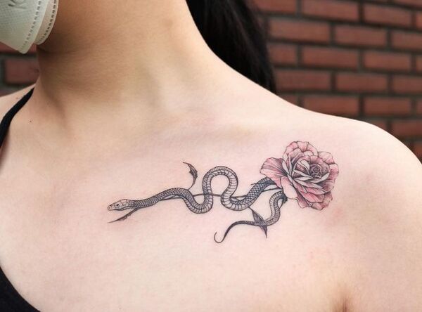 Hình tattoo rắn quấn xương quai xanh siêu đẹp