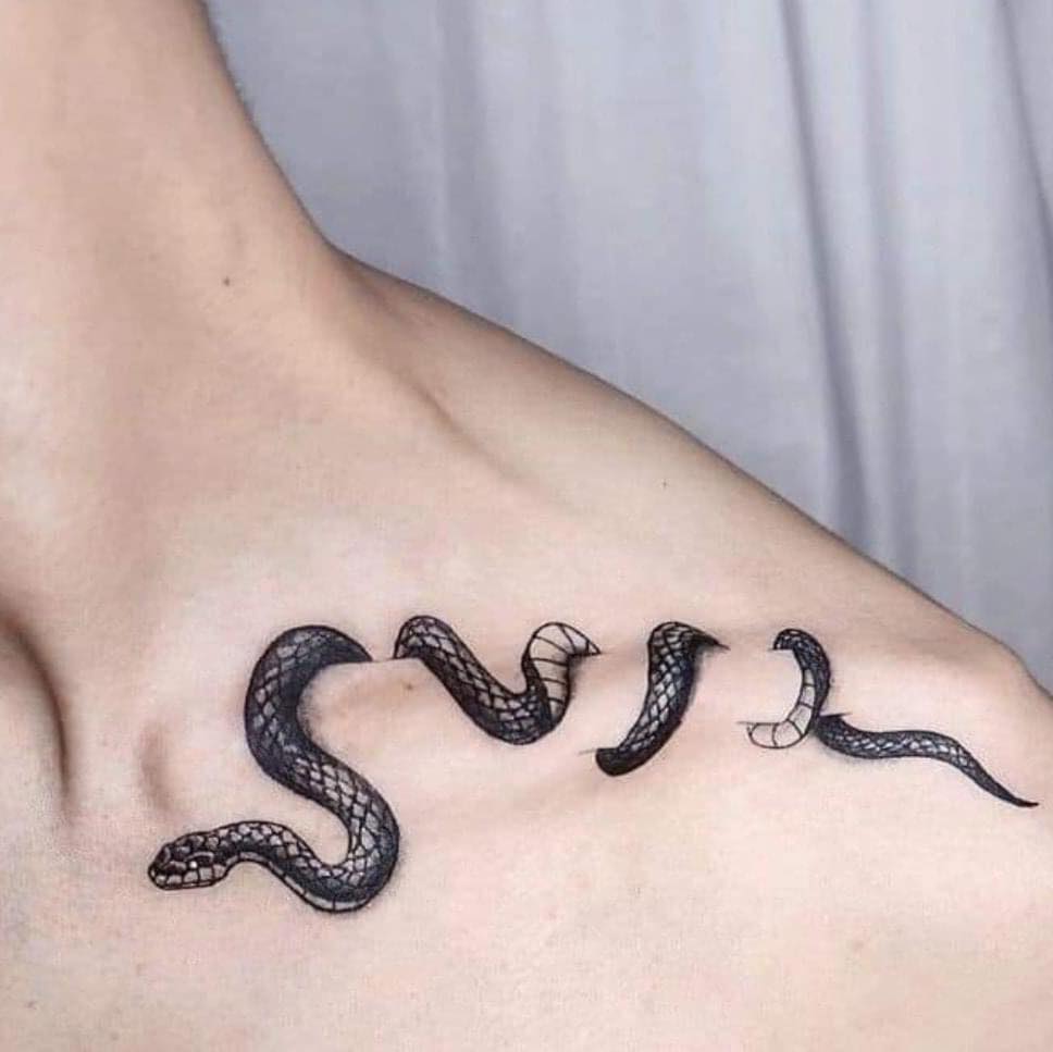 Hình tattoo rắn quấn xương quai xanh siêu ngầu