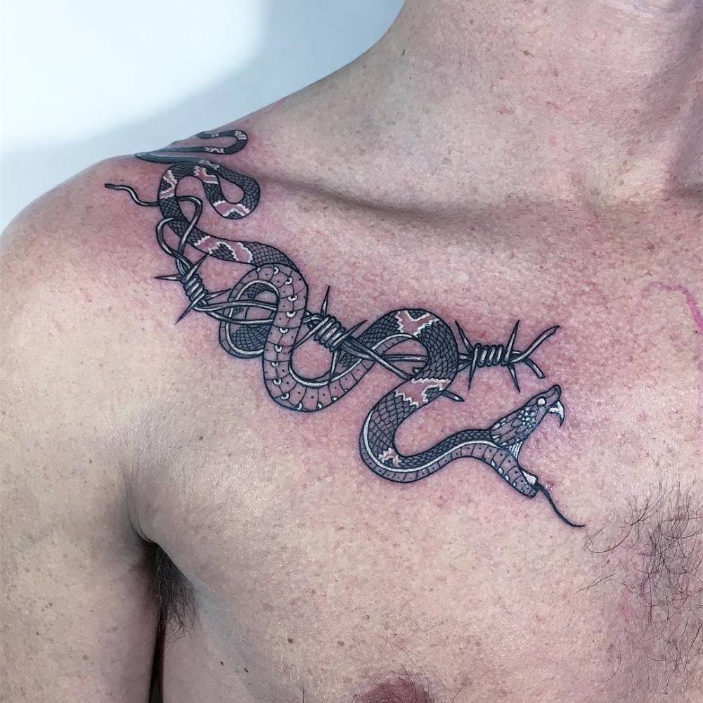 Hình tattoo rắn quấn xương quai xanh
