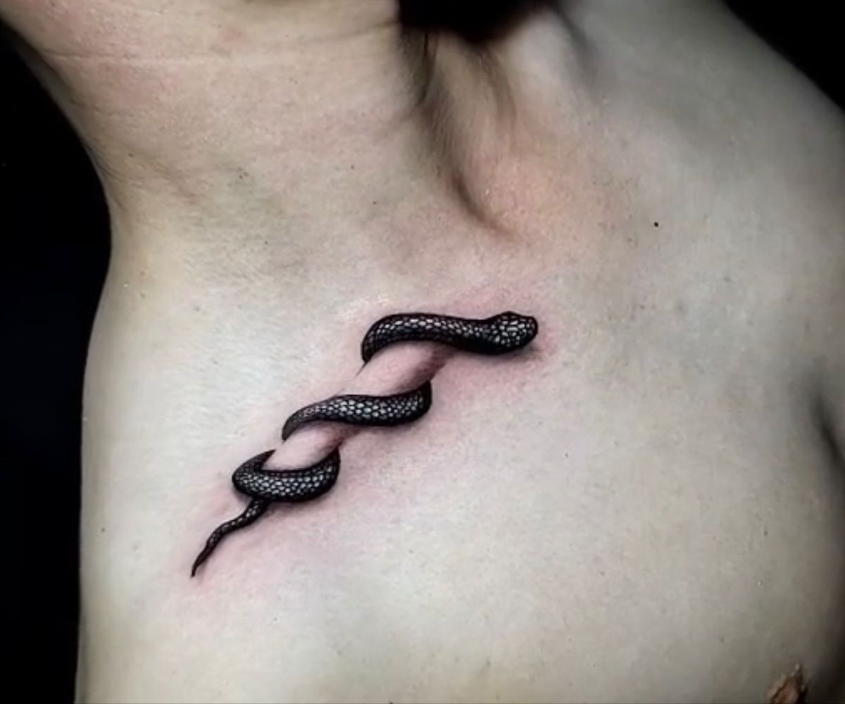 Tattoo rắn quấn xương quai xanh cực đẹp