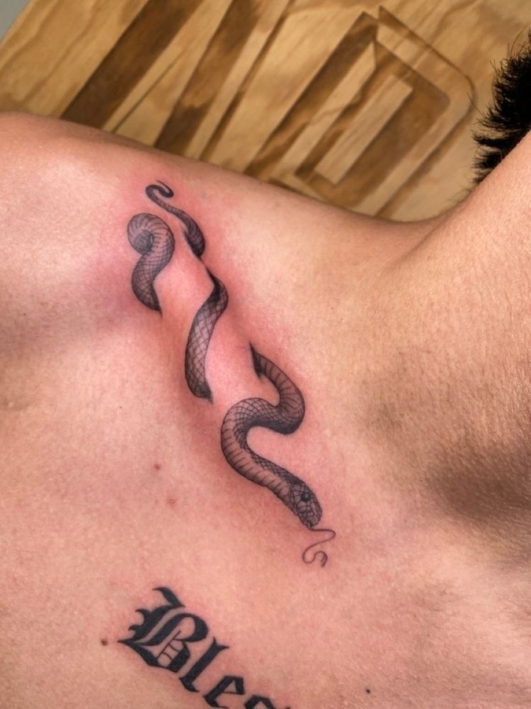 Tattoo rắn quấn xương quai xanh đẹp