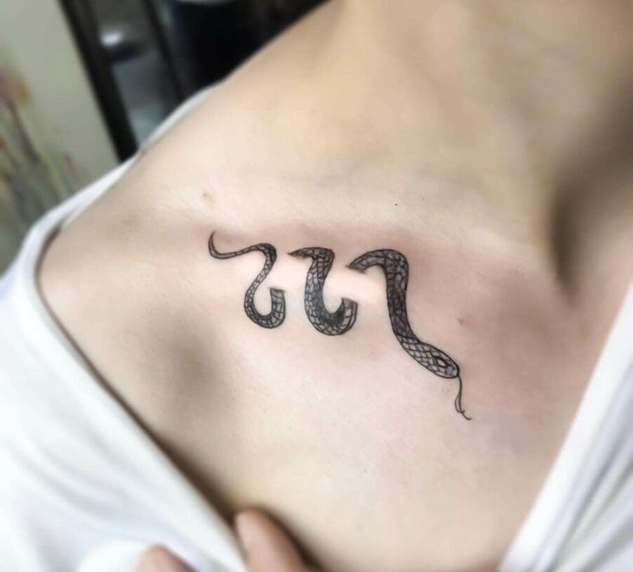Tattoo rắn quấn xương quai xanh độc đáo nhất