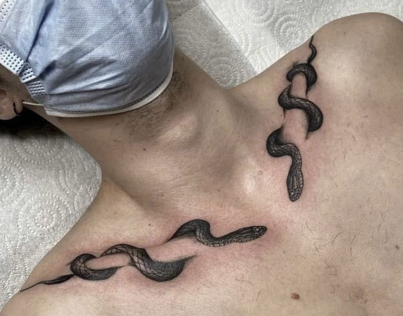 Tattoo rắn quấn xương quai xanh siêu chất
