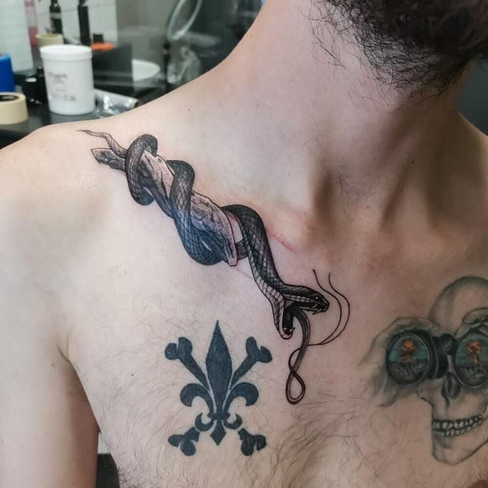 Tattoo rắn quấn xương quai xanh