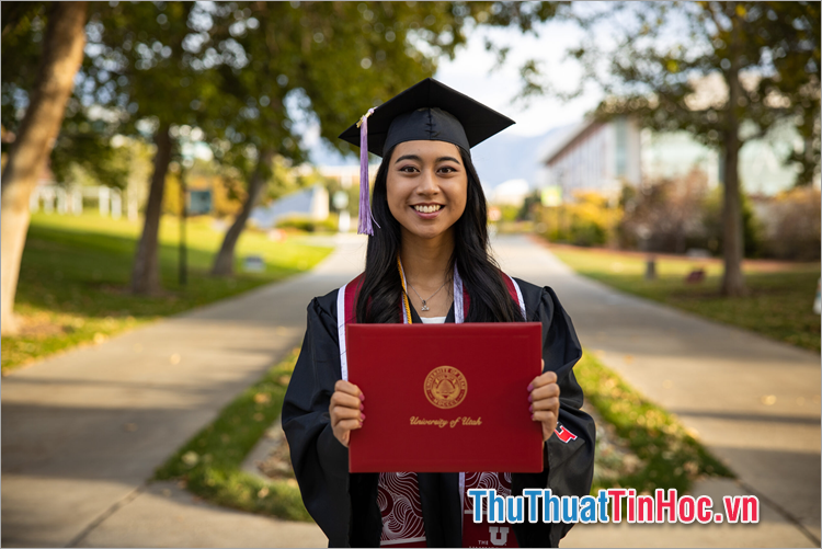 Nhận tấm bằng tốt nghiệp chính là lúc mở ra một con đường mới đầy chông gai
