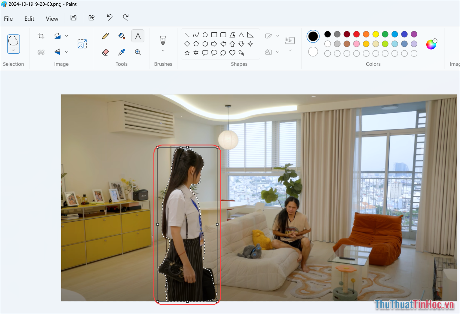 Sử dụng chuột để tạo một vùng chọn xung quanh đồ vật chủ thể cần xóa