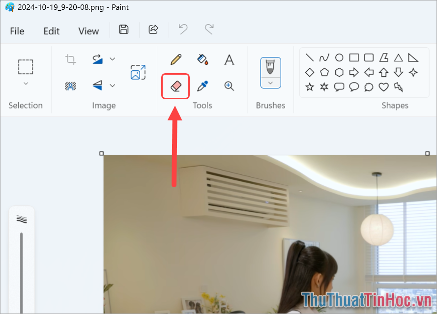 Trong Paint, bạn chọn biểu tượng Tẩy để chọn công cụ xóa trên phần mềm