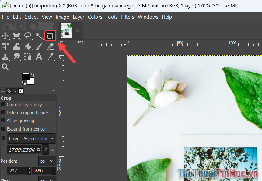 Mở ảnh cần cắt trên phần mềm GIMP và chọn biểu tượng công cụ Crop